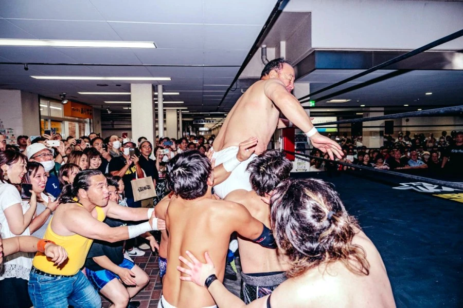 メインイベント・6人タッグマッチ