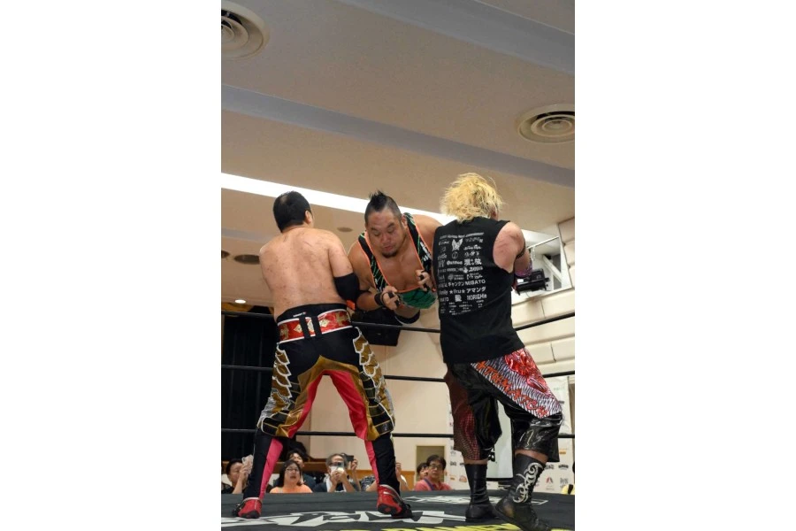 メインイベント・ガンプロVSフリーダムズ6人タッグマッチ