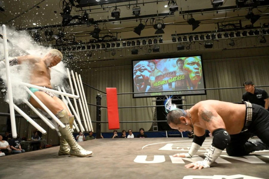 メインイベント　渡瀬瑞基デビュー10周年記念試合　蛍光灯デスマッチ